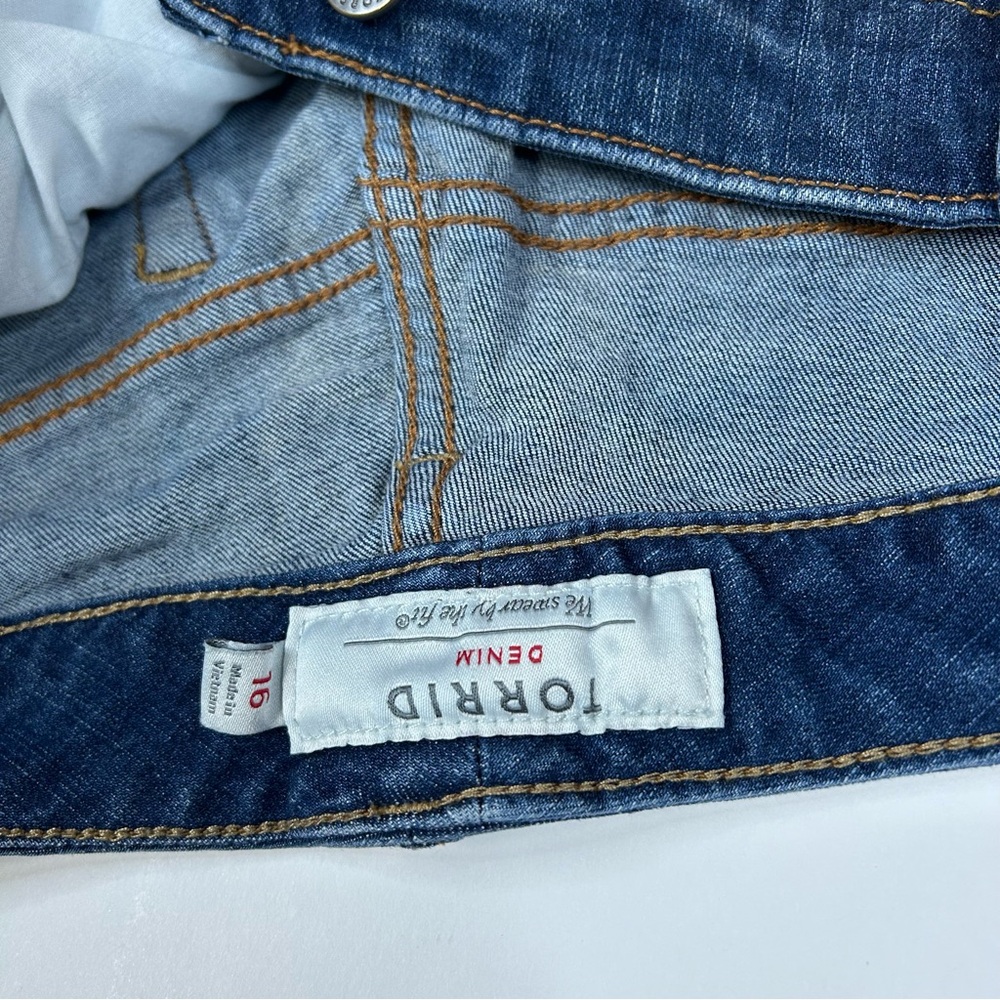 Torrid Women’s Size 16 Short Shorts Jean Dark Wash Distressed Blue #2903 - Picture 4 of 10